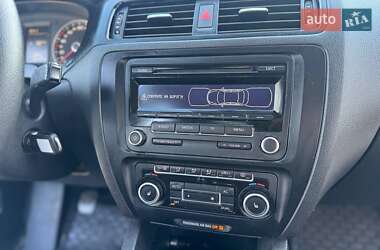 Седан Volkswagen Jetta 2011 в 