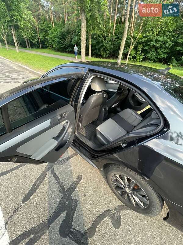 Седан Volkswagen Jetta 2012 в Києві