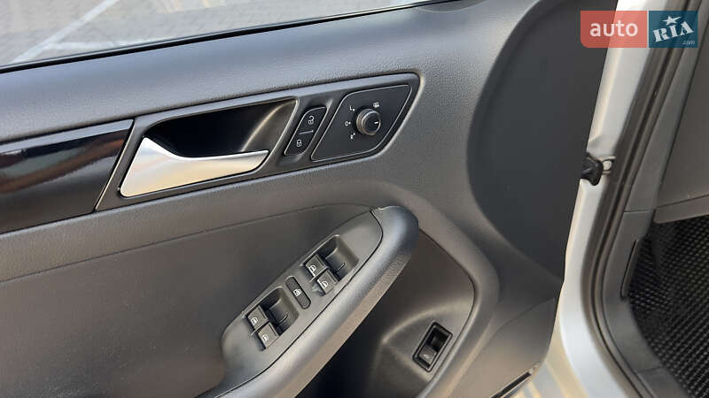 Седан Volkswagen Jetta 2015 в Києві