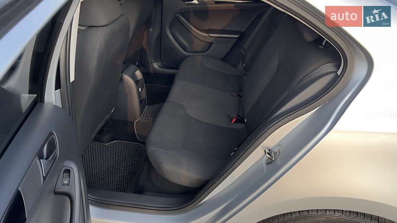 Седан Volkswagen Jetta 2015 в Києві