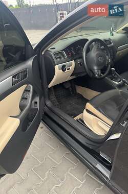 Седан Volkswagen Jetta 2012 в 