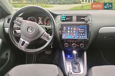 Седан Volkswagen Jetta 2013 в 