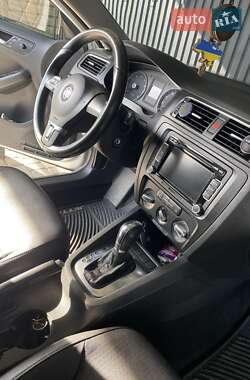 Седан Volkswagen Jetta 2011 в 
