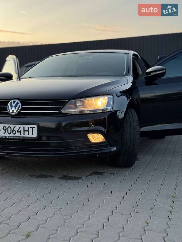 Седан Volkswagen Jetta 2016 в Ужгороді