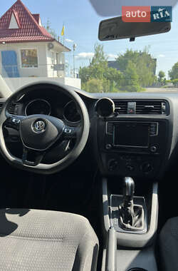 Седан Volkswagen Jetta 2016 в 