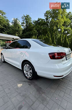Седан Volkswagen Jetta 2016 в 