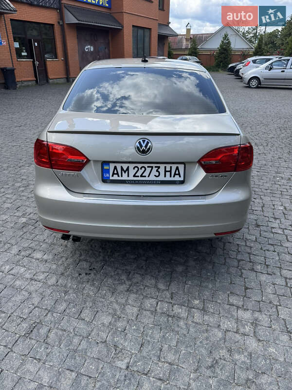 Седан Volkswagen Jetta 2013 в Житомире