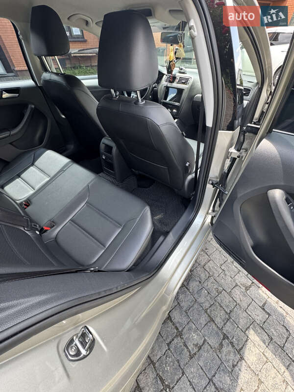 Седан Volkswagen Jetta 2013 в Житомире