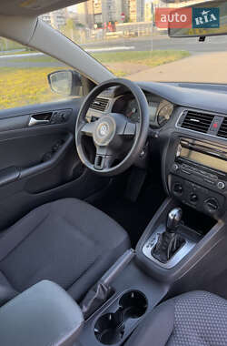Седан Volkswagen Jetta 2013 в 
