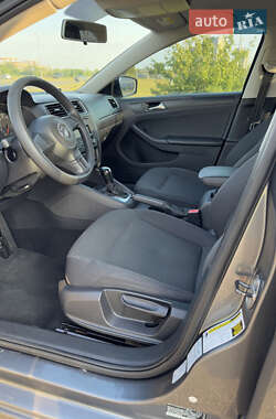Седан Volkswagen Jetta 2013 в 