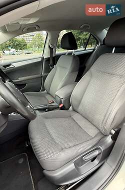 Седан Volkswagen Jetta 2011 в 