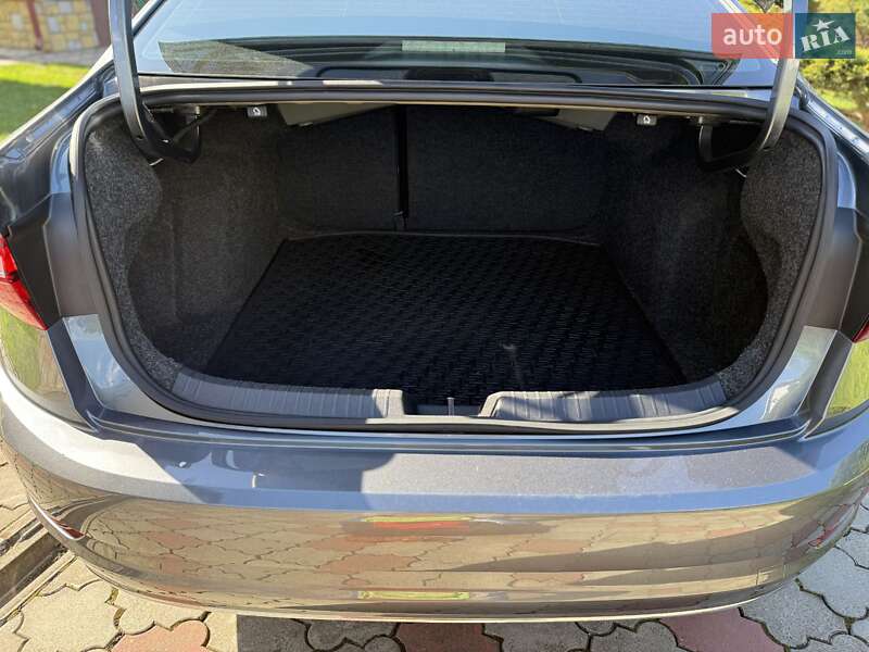 Седан Volkswagen Jetta 2019 в Стрые