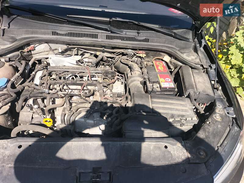 Седан Volkswagen Jetta 2015 в Львові