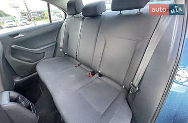 Седан Volkswagen Jetta 2016 в 