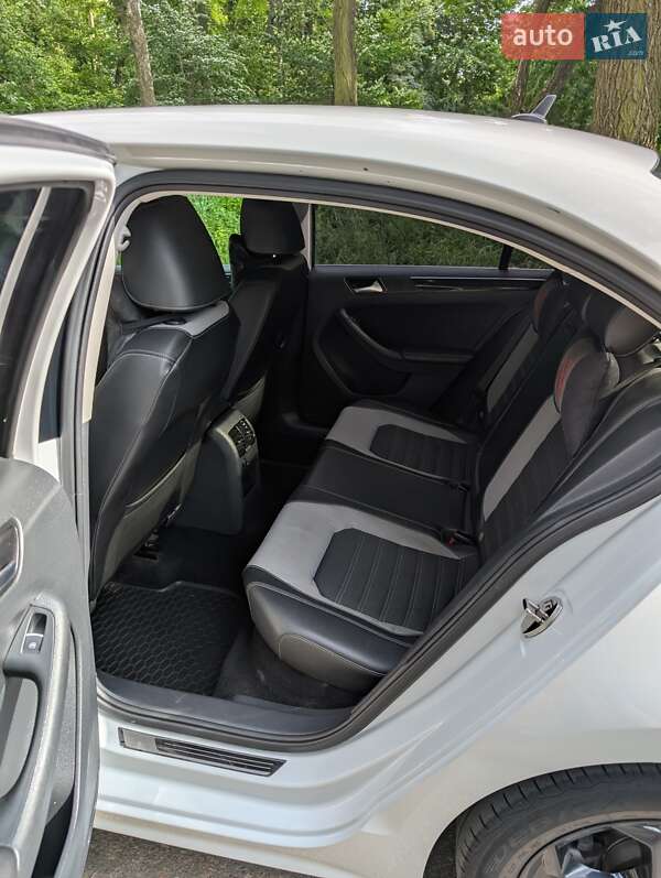 Седан Volkswagen Jetta 2016 в Черновцах