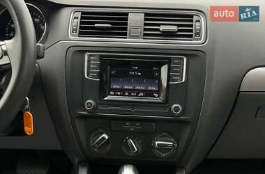 Седан Volkswagen Jetta 2016 в 