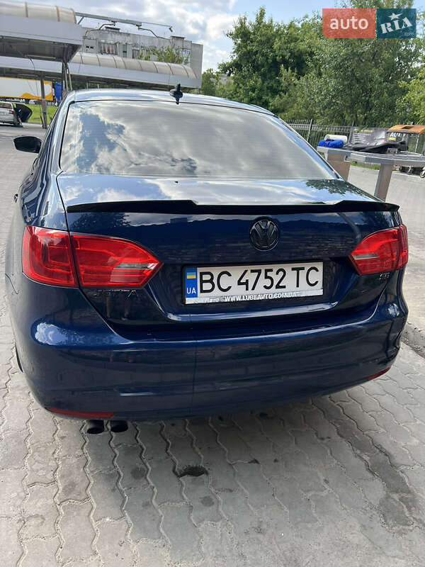 Седан Volkswagen Jetta 2013 в Львові