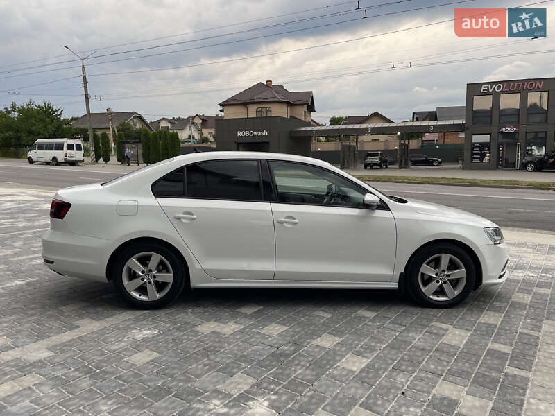 Седан Volkswagen Jetta 2016 в Ивано-Франковске