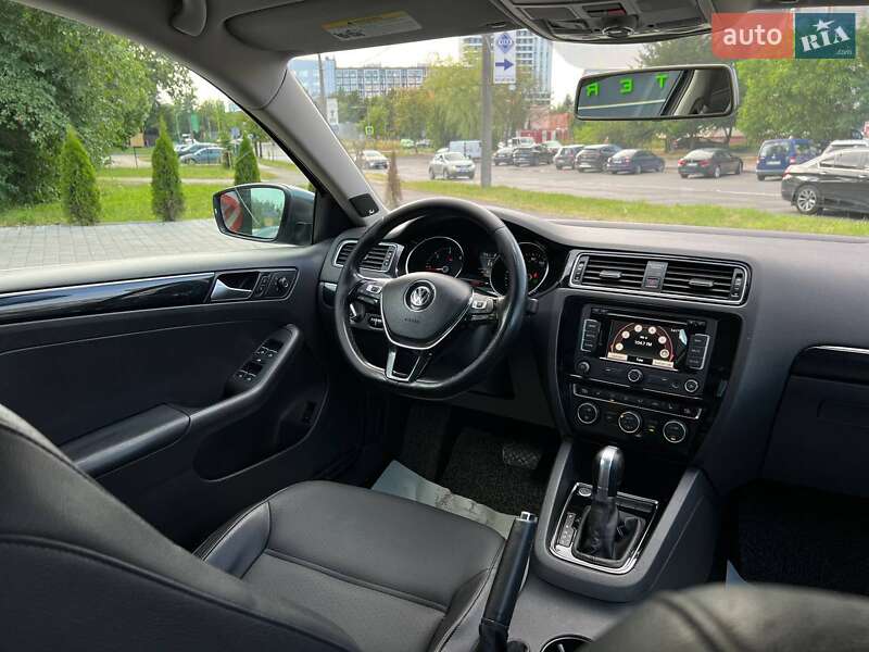 Седан Volkswagen Jetta 2015 в Львове