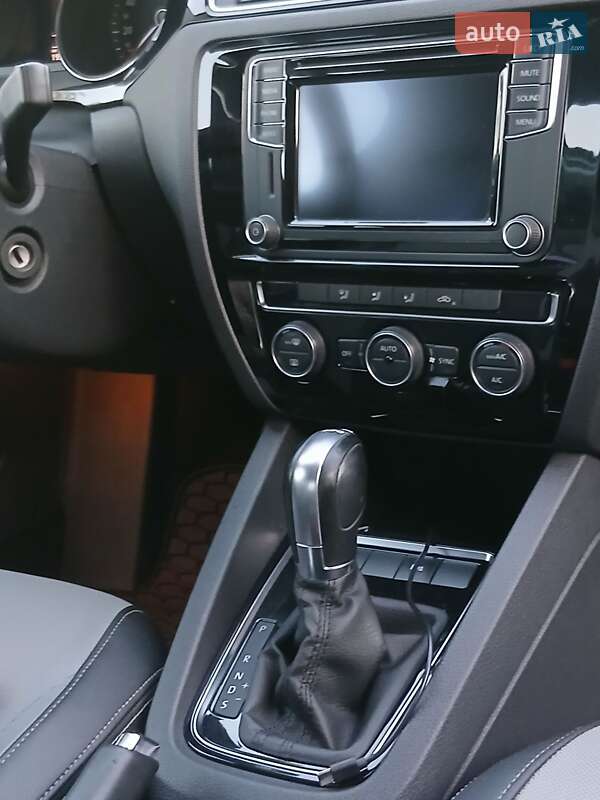 Седан Volkswagen Jetta 2016 в Вишневом