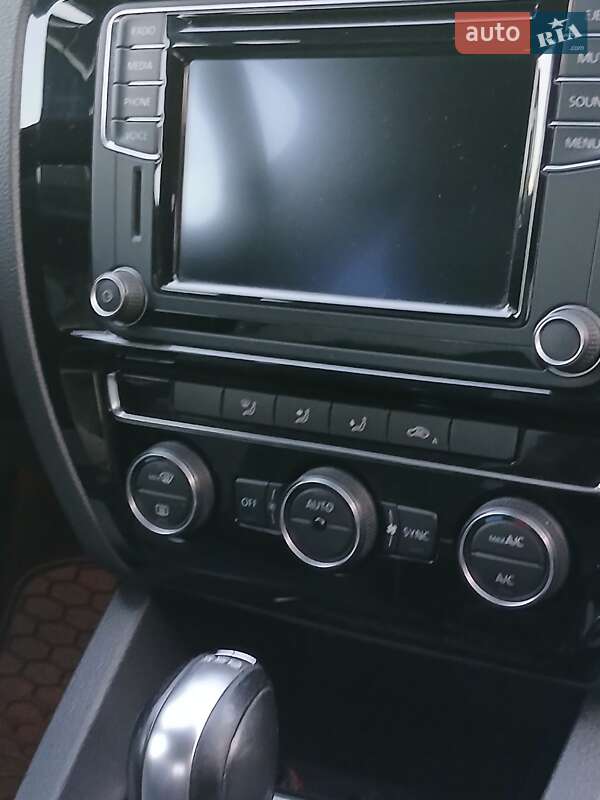 Седан Volkswagen Jetta 2016 в Вишневом