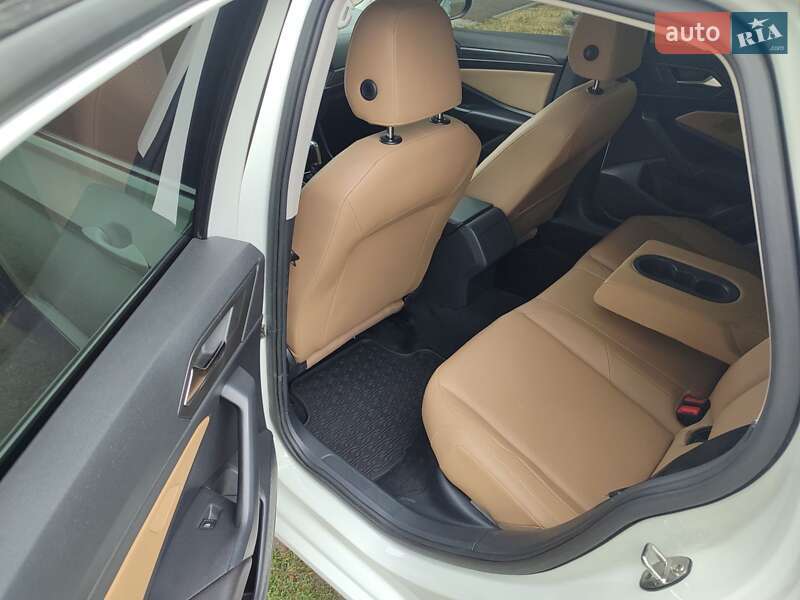 Седан Volkswagen Jetta 2018 в Киеве
