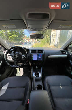 Седан Volkswagen Jetta 2012 в Львові