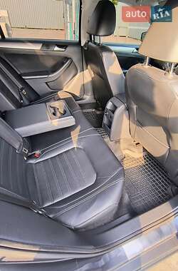 Седан Volkswagen Jetta 2012 в 
