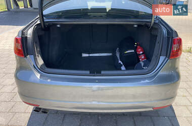 Седан Volkswagen Jetta 2012 в 