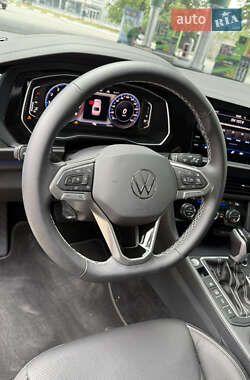 Седан Volkswagen Jetta 2023 в 