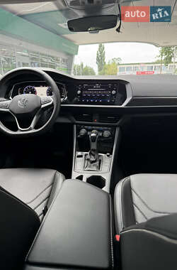 Седан Volkswagen Jetta 2023 в 