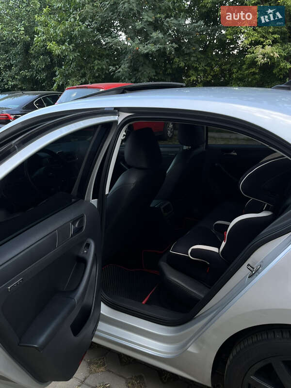 Седан Volkswagen Jetta 2010 в Борисполі