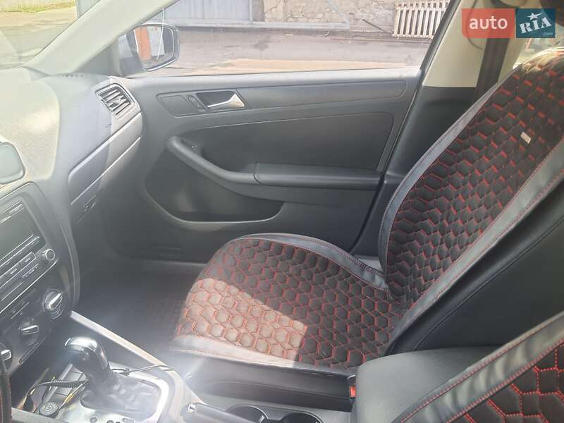 Седан Volkswagen Jetta 2012 в Великодолинському