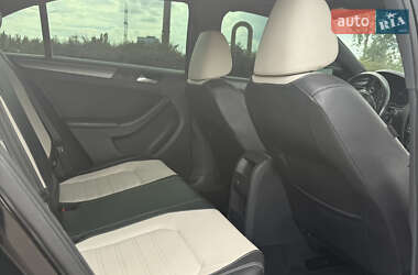 Седан Volkswagen Jetta 2016 в 