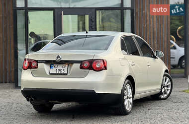 Седан Volkswagen Jetta 2010 в 