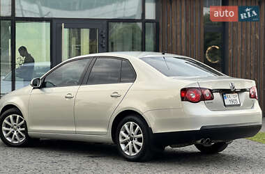 Седан Volkswagen Jetta 2010 в 