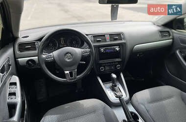 Седан Volkswagen Jetta 2012 в 