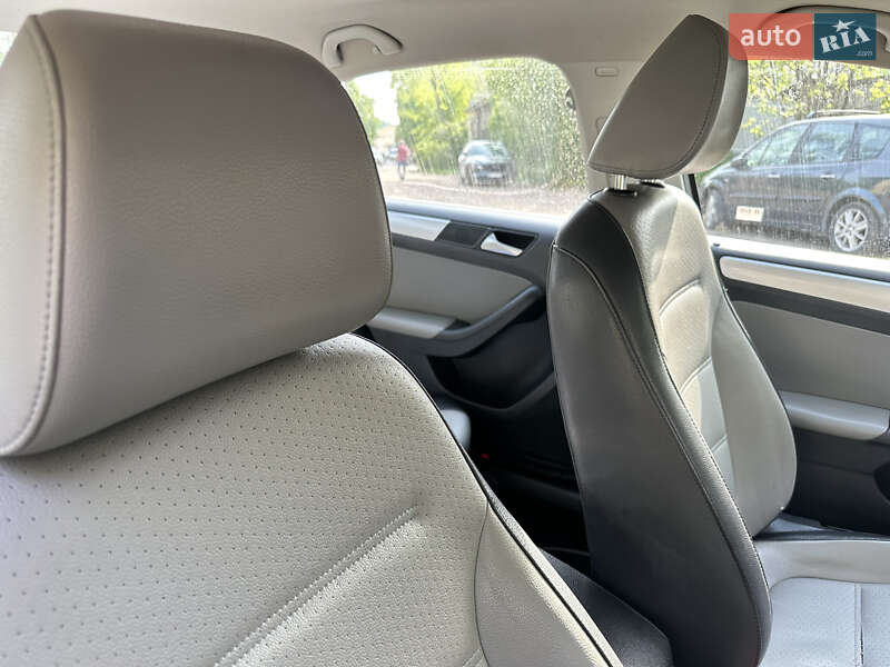 Седан Volkswagen Jetta 2013 в Львове