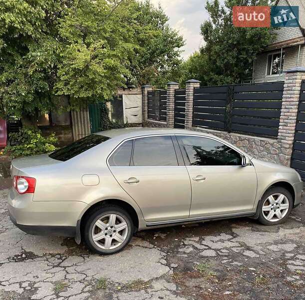 Седан Volkswagen Jetta 2006 в Новому Бузі