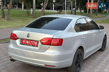 Седан Volkswagen Jetta 2011 в 