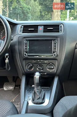 Седан Volkswagen Jetta 2011 в 