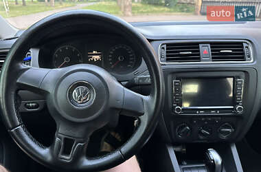 Седан Volkswagen Jetta 2011 в 