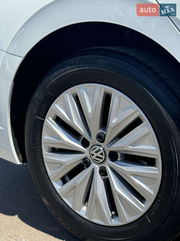 Седан Volkswagen Jetta 2019 в Киеве