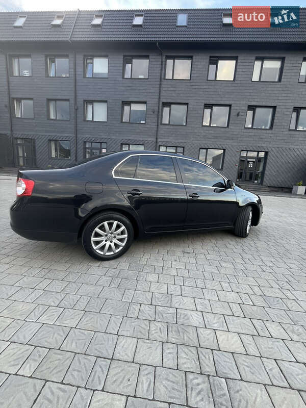 Седан Volkswagen Jetta 2010 в Рівному