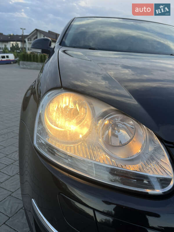 Седан Volkswagen Jetta 2010 в Рівному