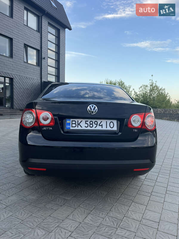 Седан Volkswagen Jetta 2010 в Рівному