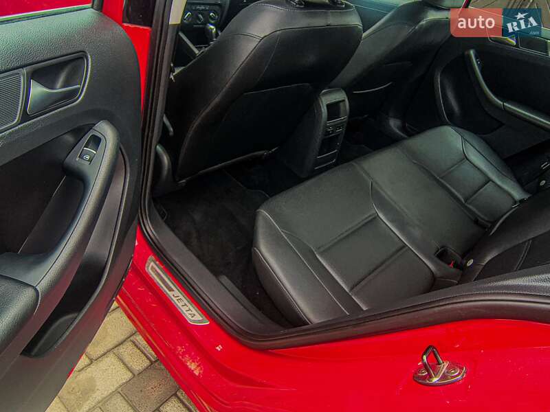 Седан Volkswagen Jetta 2013 в Львові