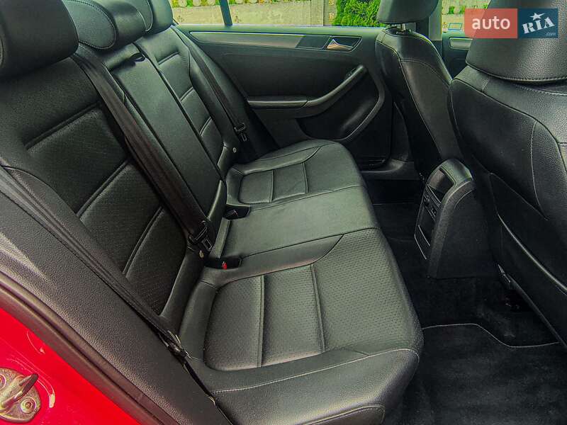 Седан Volkswagen Jetta 2013 в Львові