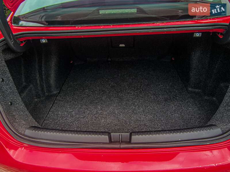 Седан Volkswagen Jetta 2013 в Львові