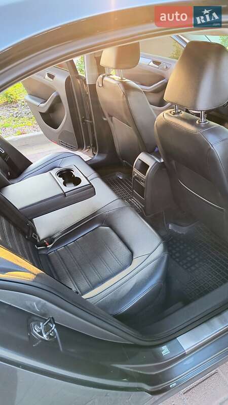 Седан Volkswagen Jetta 2012 в Полтаві